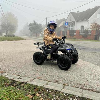 🥳 Ďalší šťastný malý zákazník, ktorý si už naplno užíva svoj MiniHunter 49cc Carbon! 😍 Pozri, aký je hrdý – niet krajšieho...